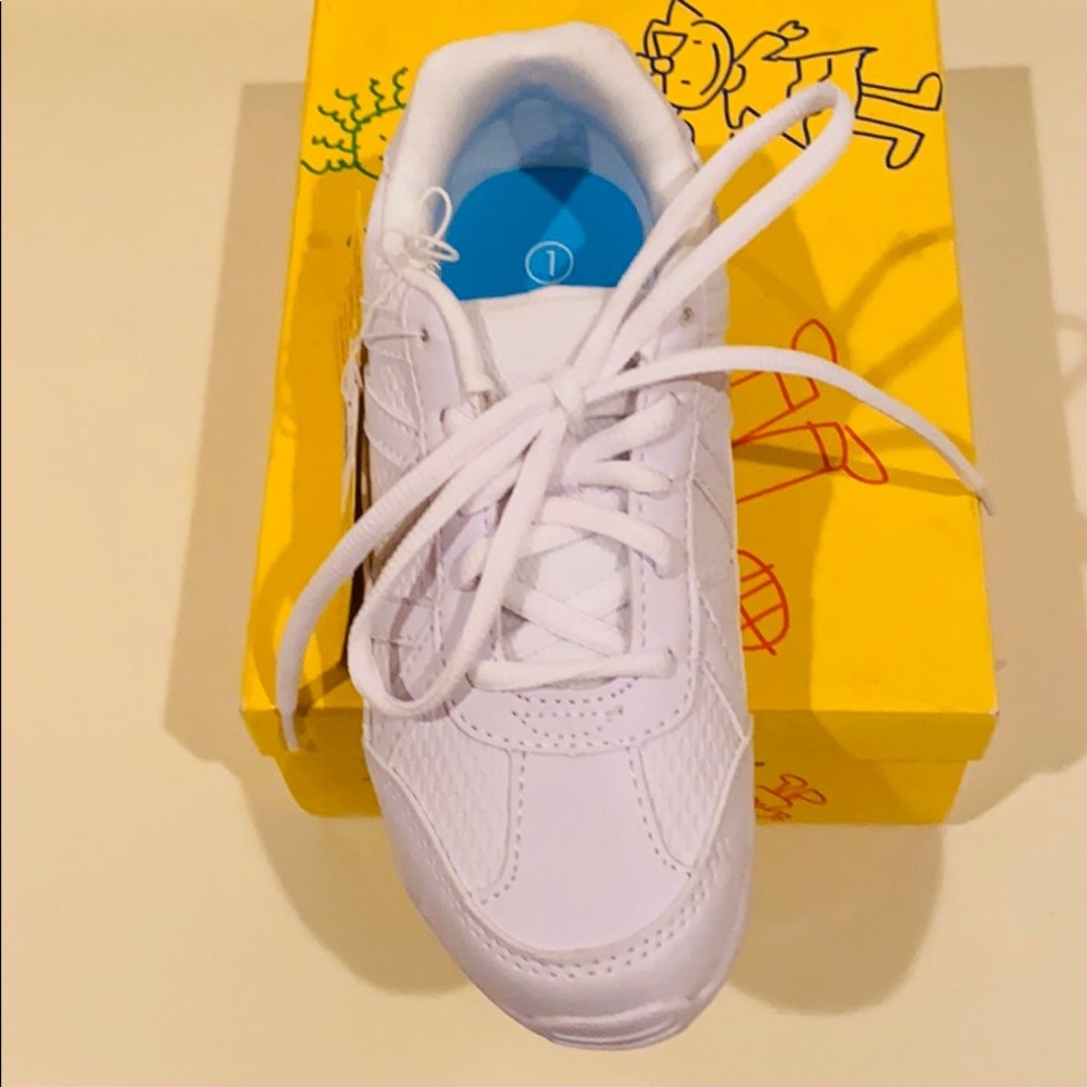 NWT Girl’s Smart fit white sneakers Size 1